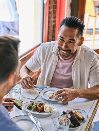 Couple enjoying a meal on Oʻahu in Hawaiʻi
