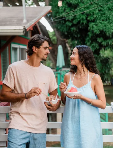 Couple enjoying shave ice at eatery on Oʻahu in Hawaiʻi