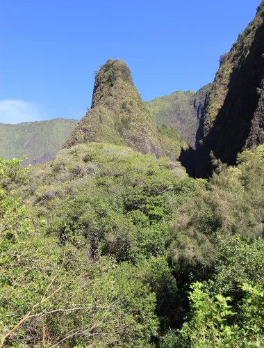 Travelers walking Kūkaemoku Lookout Trail in ʻĪao Valley State Monument on Maui in Hawaiʻi