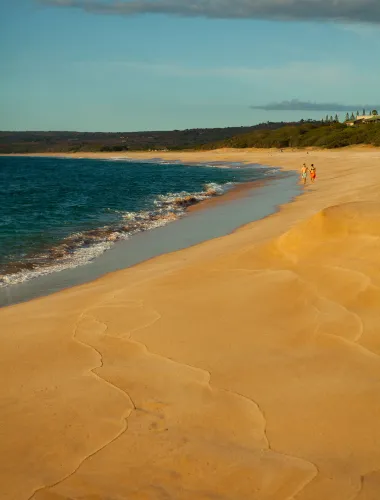 Visitors on the shores of Pāpōhaku Beach on Molokaʻi in Hawaiʻi