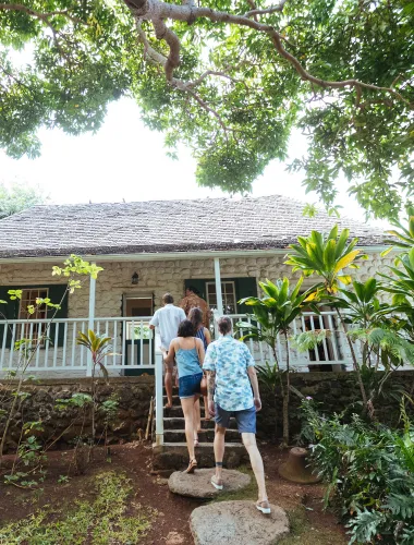 Travelers entering the Bailey House Museum on Maui in Hawaiʻi