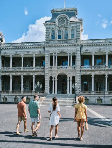 Travelers outside ʻIolani Palace in Honolulu on Oʻahu in Hawaiʻi