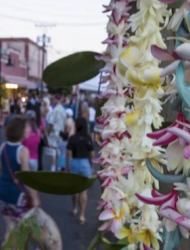Travelers to a farmers’ market on Maui in Hawaiʻi