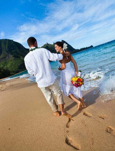 Romantic beach honeymoon in Kauai