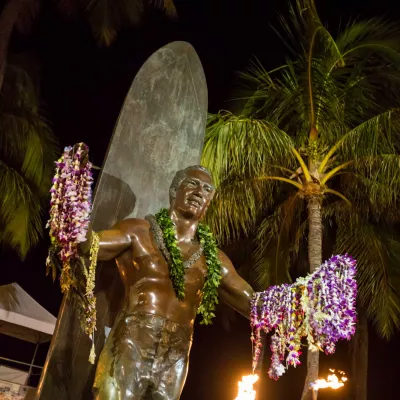 Duke Kahanamoku Statue, Kūhiō Beach, Waikīkī Statue of Duke Kahanamoku, father of modern surfing, on Kuhio Beach, Waikiki