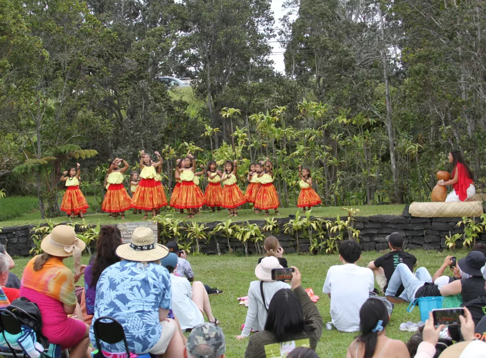 Hula Halau Nāwehiokaipoaloha at Kilauea by Kenji Kuroshima