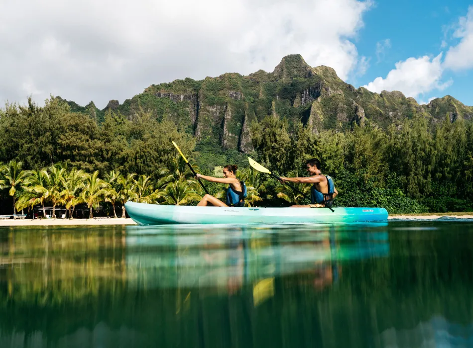 Tandem kayakers in Kaneohe Bay at Kualoa Ranch on Oʻahu in Hawaiʻi