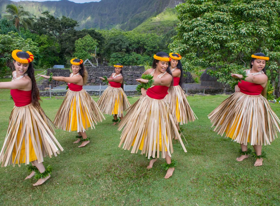 Hula dancers performing on Oʻahu in Hawaiʻi