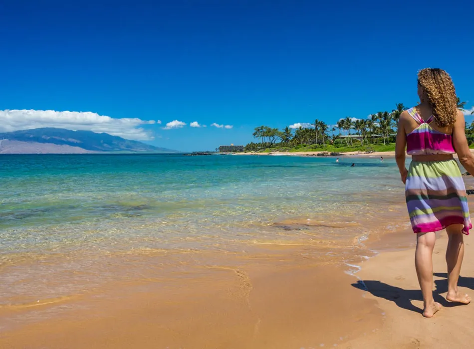 Couple enjoying the view at Kamaʻole Beach Park on Maui in Hawaiʻi